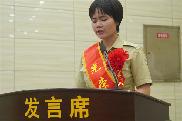 图4退役老兵代表何悦玲发言.jpg