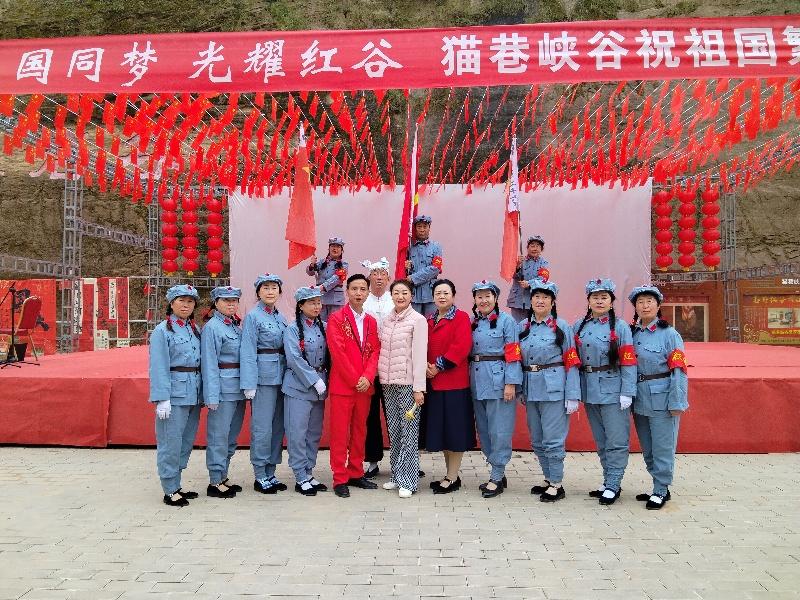 雷锋精神万里行红色歌舞团公益演出 走进志丹猫巷大峡谷