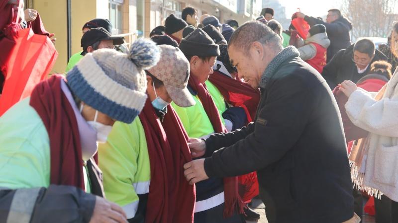 围巾暖冬 情系环卫——多方联动为海港区120名环卫工人送冬日关怀