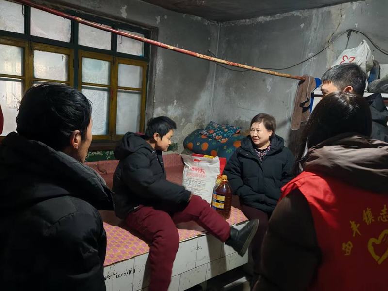 西丰县总工会开展春节送温暖活动 走访慰问社区老人